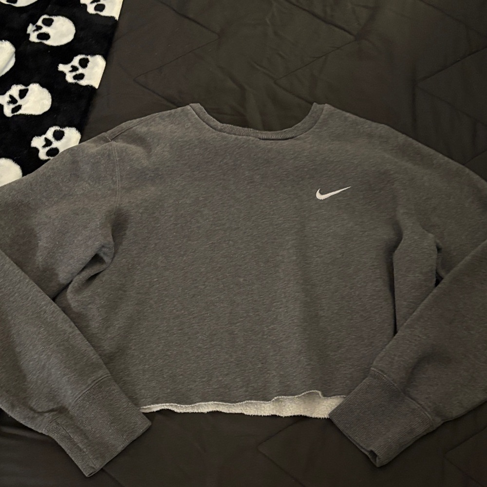 grey nike cropped crewneck